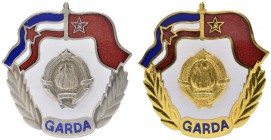  EUROPA UND ÜBERSEE   JUGOSLAWIEN   Volksrepublik   (D) Abzeichen für Gardeeinheiten. Lot 2 Stück; Beide aus Metall und 2teilig gefertigt; 1x versilbe...
