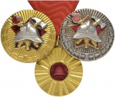  EUROPA UND ÜBERSEE   JUGOSLAWIEN   Volksrepublik   (D) Feuerwehr . Lot 3 Stück: Goldene Medaille für Tapferkeit bei der Brandbekämpfung, AE vergoldet...