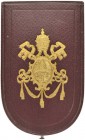  EUROPA UND ÜBERSEE   VATIKAN   Diverse   (D) Etui für ein Ehrenzeichen, dunkelweinrot, mit großem goldenen päpstlichen Wappen Leo XIII; im Deckel "V....