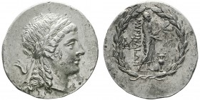 Île de Lemnos, Myrina, vers 170 avant J.C. Aiolis
Tétradrachme, AG 16.58g.
Avers : Tête d’Apollon 