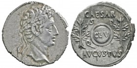Avgvstvs 27 avant J.-C. - 14 après J.-C.
Denarius, Colonia Caesaraugusta, 19-18 avant J.-C., AG 3,46g.
Avers : Tête nue d’Auguste 