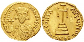 Justinien II 685-695
Solidus, Naples ou Ravenne?, 687-695, AU 4.34g.
Avers : DN IYSTINIANO PP I. Buste de face imberbe, portant la chlamyde et couro...