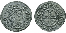 Louis IV d'Outremer (936-954)
Denier, Chinon, AG 1.49g.
Avers : LVDOVICVS REX Tête à droite, un bandeau dans les cheveux.
Revers : CAINONI CASTRO...
