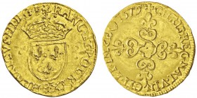 Valois (1328-1589) 
Henri III 1574-1589
Écu d’or, Rouen, 1579, AU 3.39g.
Avers : (à 6 h.) HENRICVS III DG F (soleil) RANC ET POL REX Écu de Fran...
