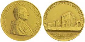 Pie XI 1922-1939
Médaille en or de Mistruzzi, Rome, anno XVII, (1938), AV 62.35g. 44 mm.
Avers : PIVS·XI·PONTIFEX·MAXIMVS·A·XVII· en bas MISTRVZZI....