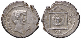 ROMANE IMPERIALI - Marc'Antonio († 30 a.C.) - Denario - Testa a d. /R Testa radiata del Sole stante entro tempio a due colonne C. 12; Cr. 496/1 (AG g....