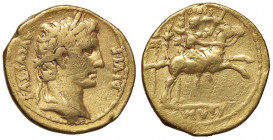 ROMANE IMPERIALI - Augusto (27 a.C.-14 d.C.) - Aureo - Testa laureata a d. /R Caio Cesare al galoppo a d.; dietro delle insegne militari e un'aquila l...