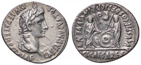 ROMANE IMPERIALI - Augusto (27 a.C.-14 d.C.) - Denario (Lugdunum) - Testa laureata a d. /R Caio e Lucio stanti reggono una lancia ed uno scudo ciascun...