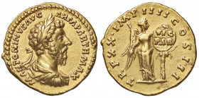 ROMANE IMPERIALI - Marco Aurelio (161-180) - Aureo - Busto laureato, drappeggiato e corazzato a d. /R La Vittoria stante a d. scive su uno scudo appes...