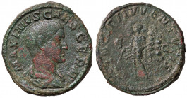 ROMANE IMPERIALI - Massimo Cesare (235-238) - Sesterzio - Busto drappeggiato a d. /R L'Imperatore stante a s. con bacchetta e lancia; dietro, due inse...