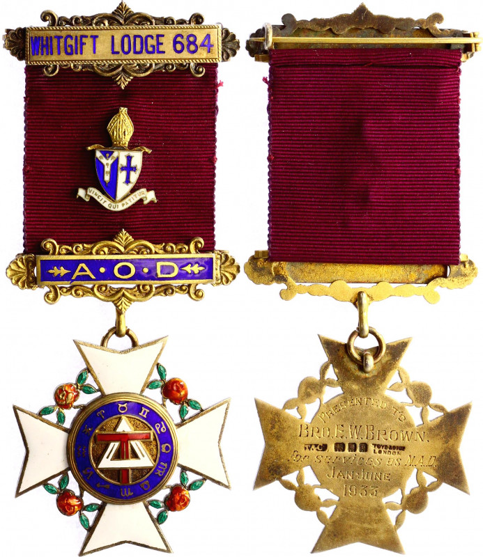 Freemasons Whitgift Lodge 684 1933
UK Hallmark; Silver 45,50g. Size 103 X 49 mm...