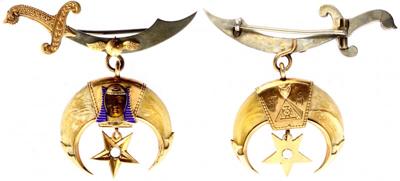 Freemasons 32,33 Degri of Scotish Rite
Horn; Gold 12 K; 10,40g. Size 48 X 53 mm...