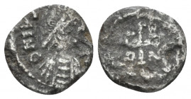Justinian I, 527-565. Heavy 1/4 Siliqua circa 533-534, AR 10.10 mm., 0.48 g.
Pearl-diademed, draped and cuirassed bust r. Rev. V-O / M-T in angles of...