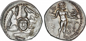 Roman Republic
Cornelia
Denario. 56 a.C. CORNELIA. L. Cornelius Lentulus y Claudius Marcellus. Anv.: Triqueta, en el centro cabeza de Medusa. Rev.: ...