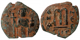 Constans II, 641-668. Follis (Bronze, 5.08 g, 23 mm), Constantinople, EN T૪TO NIKA Constans II standing facing, wearing crown surmounted by cross, hol...