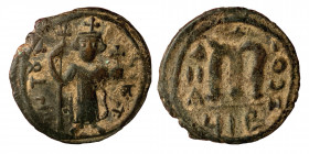 Constans II, 641-668. Follis (Bronze, 3.65 g, 22 mm), Constantinople, EN T૪TO NIKA Constans II standing facing, wearing crown surmounted by cross, hol...
