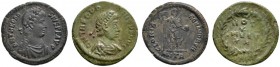Kaiserzeit. Theodosius I. 379-395. Lot (2 Stücke): Bronzemünzen. AE-23 mm -Antiochia-. Drapierte Panzerbüste mit Diadem nach rechts / Kaiser mit Stand...