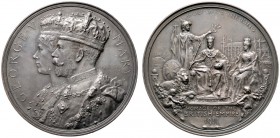 Großbritannien. George V. 1910-1937. Mattierte Silbermedaille 1911 von F. Bowcher, auf seine Krönung. Die gekrön­ten Büsten des Königspaares hinterein...