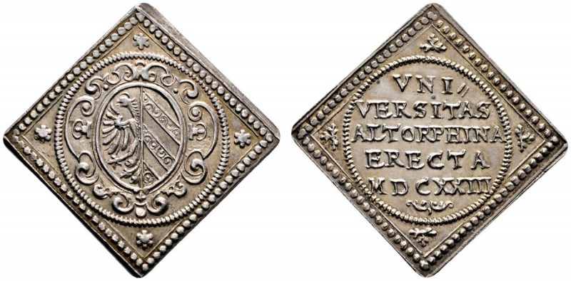 Altdorf, Universität. Silberne Medaillenklippe 1623 unsigniert, auf die Erhebung...