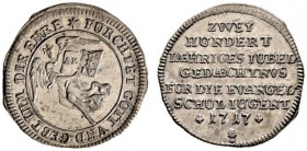 Augsburg, Stadt. Kleine Silbermedaille 1717 für die evangelische Schuljugend, auf die 200-Jahrfeier der Reformation. Fliegender Engel mit geöffneter B...