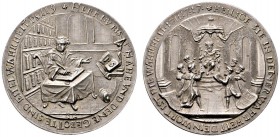 Augsburg, Stadt. Silbermedaille 1730 von J.L.B., auf die 200-Jahrfeier der Augsburger Konfession. Vor zwei Fenstern und einer Bücherwand sitzt Luther ...
