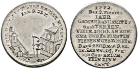 -Medaillen von Johann Christian Reich. Zinnmedaille 1772 auf die weiter andauernde Hungersnot und die Teuerung in Sachsen im zweiten Vierteljahr. Haus...