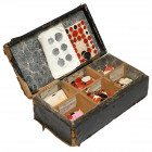 Kolekcja pieczęci w starym, angielskim kufrze Kolekcja pieczęci w starym angielskim, sygnowanym kufrze. Z dużą dozą prawdopodobieństwa jest to kufer w...