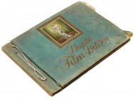 Niemiecki album na karty gwiazd filmowych (1935) Album z 275 barwnymi kartami. format albumu 23 x 32 cm album niekompletny, kilka zdjęć uszkodzonych, ...