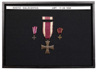 Krzyż Walecznych z miniaturkami i baretką - w gablotce ekspozycyjnej Na szczególną uwagę w tym zestawie zasługuje pokazana na zdjęciach miniaturka, z ...