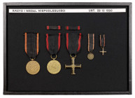 Krzyż i Medal Niepodległości - kolekcja z miniaturkami Kompletny zestaw poglądowy krzyża i medalu Niepodległości wraz z miniaturkami i baretkami.&nbsp...