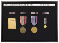 Gablotka z Medalami pamiątkowymi Za Wojnę 1918-1921 Piękny zestaw umieszczony w czarnej gablotce o wymiarze 23 x 32 cm.&nbsp; W skład zestawu wchodzi:...