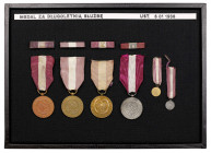 Gablotka z Medalami za Długoletnią Służbę Zestaw, w którego skład wchodzą: 3 medale za 10-cio letnią służbę i pasująca miniaturka, medal za 20-cio let...