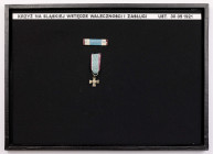 Miniaturka Krzyża na Śląskiej Wstędze Waleczności i Zasługi Miniaturka Krzyża na Śląskiej Wstędze Waleczności i Zasługi. Do zestawu dołączona gablotka...