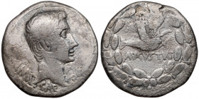 Oktawian August (27 p.n.e.-14 n.e.) Cystofor, Efez - Koziorożec Poszukiwany, rzadki nominał - cystofor, mający kurs 3 denarów. Duża srebrna moneta wyb...