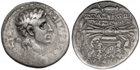 Oktawian August (27 p.n.e.-14 n.e.) Tetradrachma, Antiochia Mocne niedobicie dolnej części monet spowodowane przez dużą nieproporcjonalność w grubości...