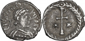 Justinian I (527-565). AR Half Siliqua, Ravenna mint. Obv. DN IVSTINIANVS [ ]. Diademed and cuirassed bust right. Rev. Rho-headed cross, surmounting g...