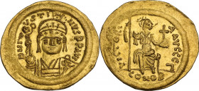 Justin II (565-578). AV Solidus, Constantinople mint. Obv. DN IVSTINVS PP AVI. Helmeted and cuirassed bust facing, beardless, holding globe surmounted...