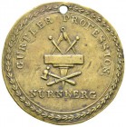Nürnberg, Stadt. MARKEN und ZEICHEN. GÜRTLER. Einseitige Messingmarke der Gürtler-Profession o.J. (um 1900). Gürtlerwerkzeuge, darunter Stadtname. Slg...