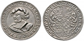 Württemberg. Herzog Ulrich, 2. Regierungsperiode 1534-1550. Silberguss des Schautalers 1537. Erhabenes Brustbild mit breitem Federhut nach links / Zwe...