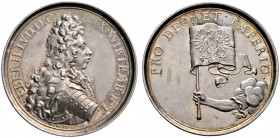 Württemberg. Eberhard Ludwig 1693-1733. Silbermedaille o.J. (1695/97) von P.H. Müller, auf die Reichssturmfahne. Gepanzertes Brustbild mit Allongeperü...