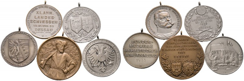 SCHÜTZENMEDAILLEN. Anhaltinisches Landesschießen. Lot (5 Stücke): Tragbare Bronz...
