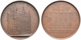 MEDAILLEURE. Jacques Wiener (1815-1899). Bronzemedaille 1849. Auf das Rathaus zu Brügge. Außenansicht / Grundriss. van Hoydonck 51. 50 mm winzige Rand...