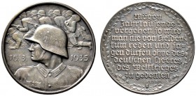 Drittes Reich. Mattierte Silbermedaille 1935 von F. Beyer, auf die Einführung der allgemeinen Wehrpflicht. Soldat mit Stahlhelm nach links blickend, d...