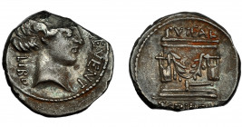 REPÚBLICA ROMANA. SCRIBONIA. Denario. Roma (62 a.C.). R/ Pozo escriboniano adornado con guirnaldas, debajo martillo. AR 3,39 g. 19 mm. CRAW-4161. FFC-...