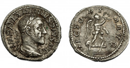 IMPERIO ROMANO. MAXIMINO I. Denario. Roma (236). R/ Victoria avanzando a der. con palma y corona; VICTORIA AVG. Ar 3,47 g. 20,05 mm. RIC-16. MBc+.