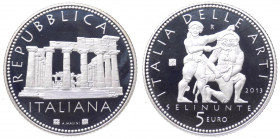 Repubblica Italiana - Monetazione in Euro (dal 2002) 5 euro 2013 "Italia delle Arti - Selinunte" - In confezione completa di scatola e cofanetto - (Ag...