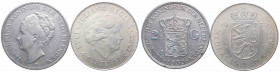 Paesi Bassi - Lotto di 2 esemplari: Regina Giuliana (1949-1980) 10 Gulden 1973 - "25° anniversario - Regno di Giuliana" - Ag; Regina Guglielmina (1890...