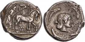 SIZILIEN SYRAKUS
 AR-Tetradrachme 480-475 v. Chr. Vs.: Wagenlenker in langsamer Quadriga n. r., darüber fliegt Nike und bekränzt die Pferde, Rs.: Kop...