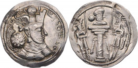 SASANIDEN
Varhran IV., 388-399 n. Chr. AR-Drachme HLYDY Vs.: Büste in Ornat mit Krone n. r., Rs.: Altar mit Büste n. r. zwischen zwei Wächtern SNS Ty...