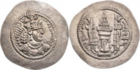 SASANIDEN
Yazdgard II., 438-457 n. Chr. AR-Drachme unsichere Mzst. Vs.: Büste in Ornat mit Krone n. r., Rs.: Feueraltar zwischen zwei Wächtern, recht...